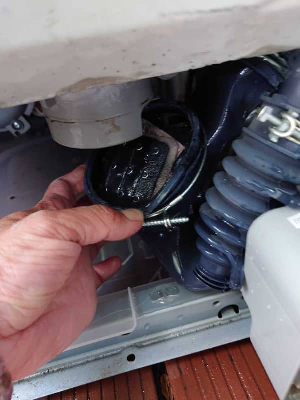 這部Zanussi ZWH系列洗衣機E20停機，師傅清理堵塞並更換排水泵全過程⚙️