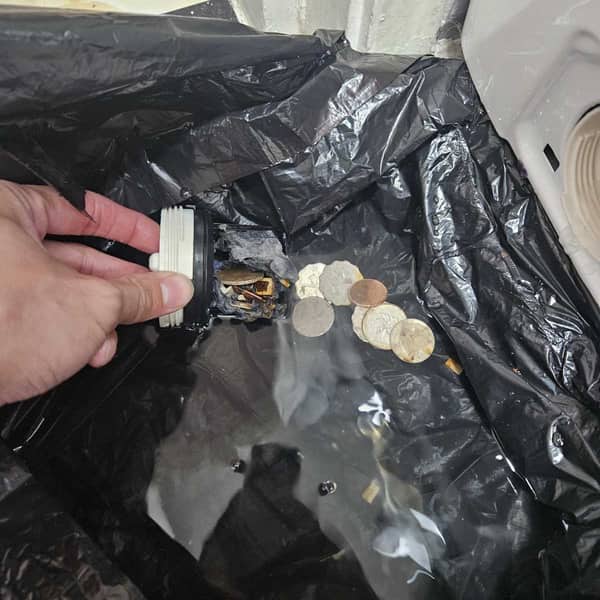 這部飛歌牌PWD系列洗衣機E20排水卡住，師傅拆濾器挖出銀仔寶藏🪙