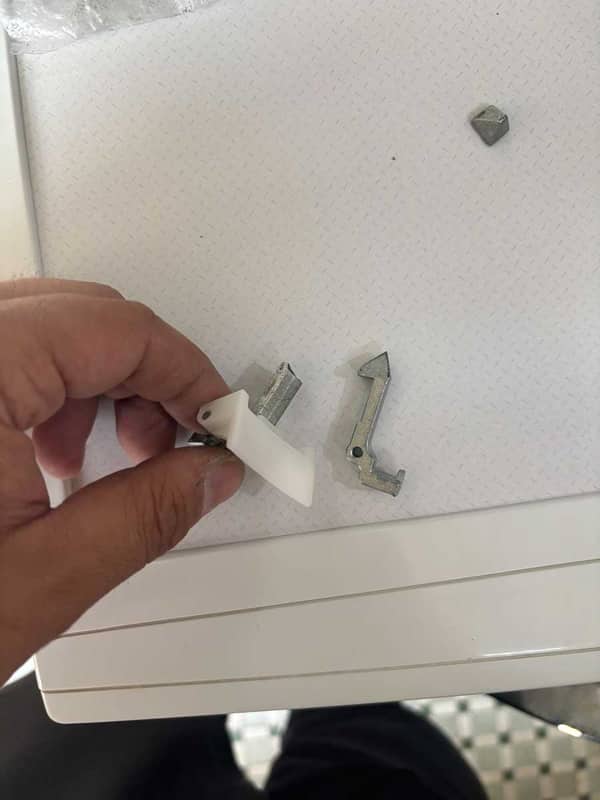 這部白朗BWF系列洗衣機門勾斷裂，輕推關門才是正解💡