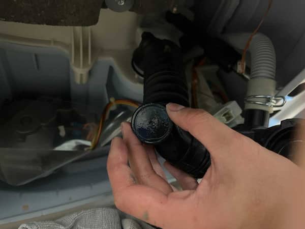 水排不出去？這部西門子WM系列洗衣機E18故障碼竟因相機菲林蓋卡住🕵️‍♂️