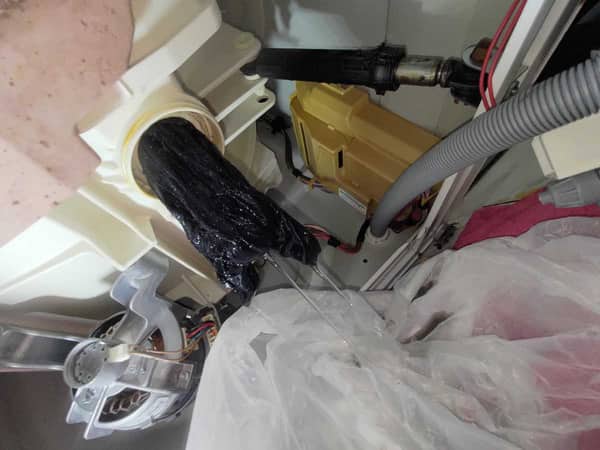 這部惠而浦FWG系列洗衣機同時亮起F05與F06故障碼，現場拆管清堵後更換門鎖全過程 🕵️