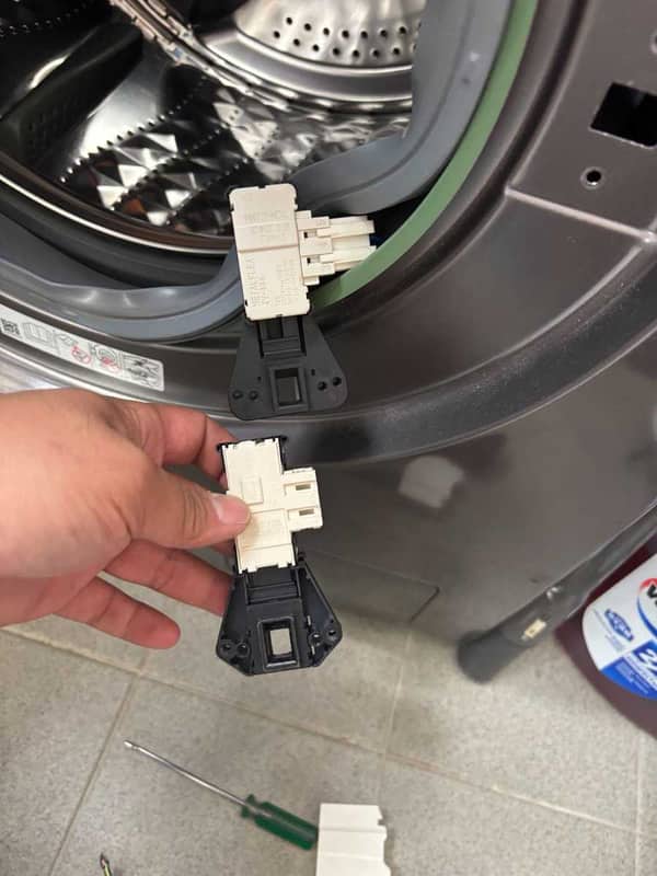這部Samsung WW系列洗衣機突然停擺，螢幕亮起dC故障碼，現場更換門鎖掣重啟運轉🔑