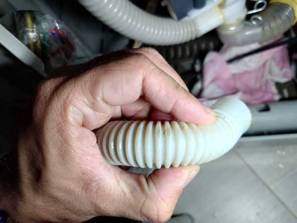 為何這部Baumatic BTWF系列洗衣機中途開始漏水？師傅檢測排水喉裂縫 💧