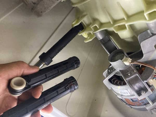 為何這部Ariston WDG系列洗衣機每次脫水都像打籃球？客人洗大件習慣引發的震動問題🏀
