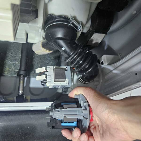 清理過濾器後仍出現E21？這部Panasonic NAS系列洗衣機現場拆換排水泵恢復順暢排水 🌀