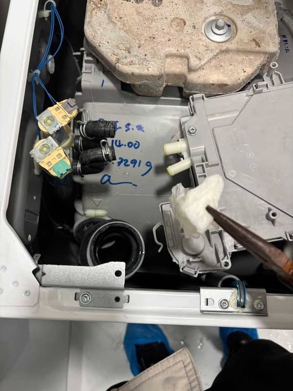 紙巾卡在梘粉喉！這部Zanussi ZWH系列洗衣機漏水處理實錄 🧐