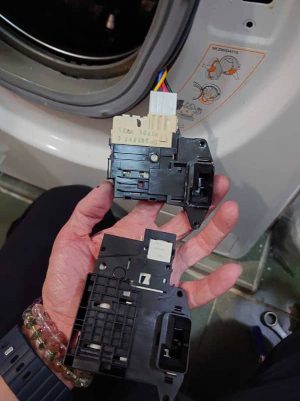 拆機見真章—這部LG FC系列洗衣機dE1故障源自門勾斷裂🌀