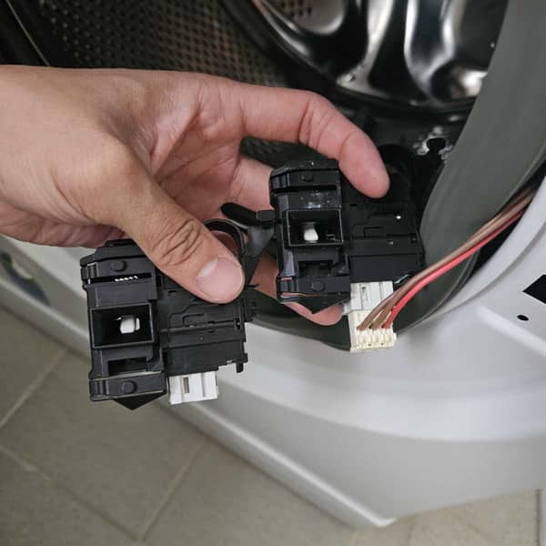 客戶衣物被困：這部Whirlpool WFCR系列洗衣機F06門鎖掣案例拆解💡