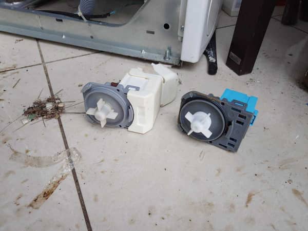 這部Whirlpool AWE系列洗衣機Clean Pump燈亮起、排水停頓，師傅到府拆機找出卡住的褲頭帶🧩