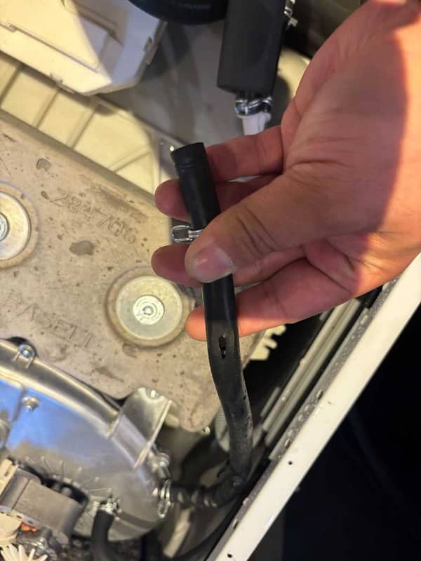 這部Philco PBS系列洗衣機為何發出刺耳呼呼聲？師傅拆機意外發現鏽蝕摩打與破損喉管 🤔