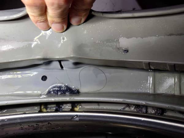 師傅檢查後發現，這部LG FC系列洗衣機門膠邊6點大洞是漏水元兇🔍