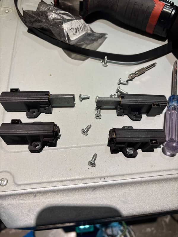 這部西門子WK系列洗衣機E12故障碼閃現，碳刷耗盡讓滾筒停擺⚡