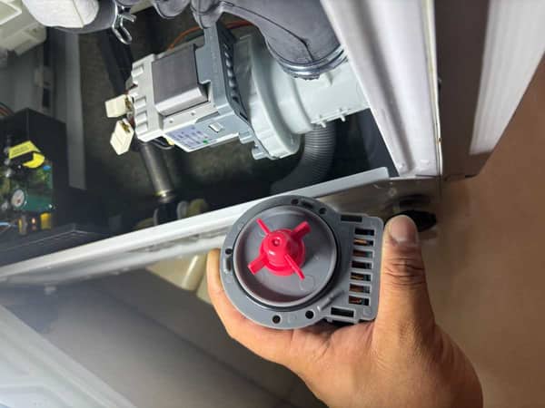 客戶三度嘗試仍無排水？這部Panasonic NAS系列洗衣機E21故障碼揭示排水泵故障🧩