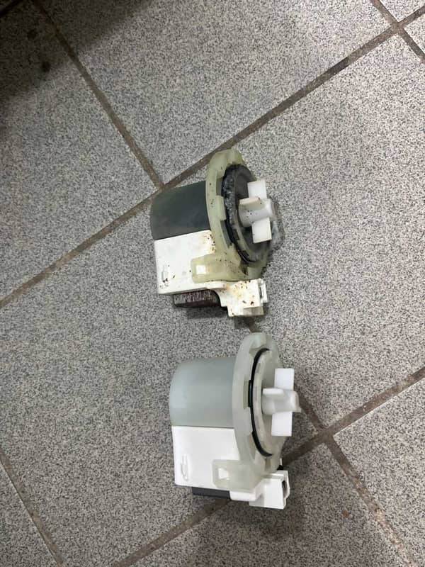 拆開排水泵驚見蟑螂殼，這部豐澤牌FW系列洗衣機修理現場 🤢