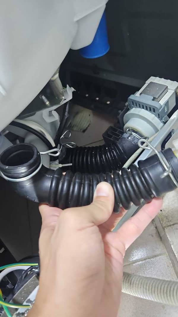 這部東芝AWK系列洗衣機排水時底部偷偷滲水？師傅發現關鍵小孔🧐