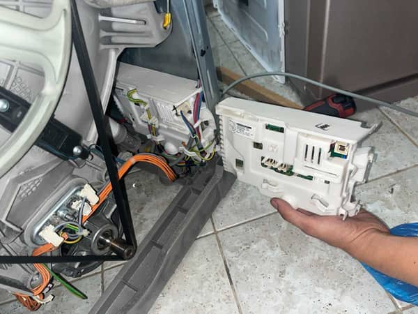 全家鬆一口氣，這部Zanussi ZWY系列洗衣機換板後恢復運作⚡