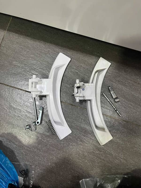 這部Electrolux EWP系列前置式洗衣機更換門把手與門鎖掣後，解鎖秒開重獲順暢✨