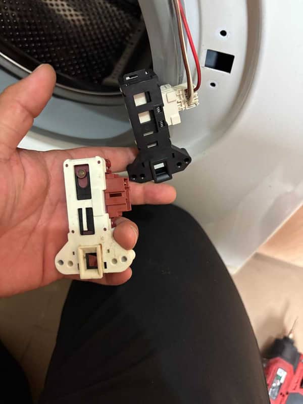 這部Brandt 白朗WFA系列洗衣機3H故障燈閃不停？換上新門鎖掣後重拾洗衣動力😉