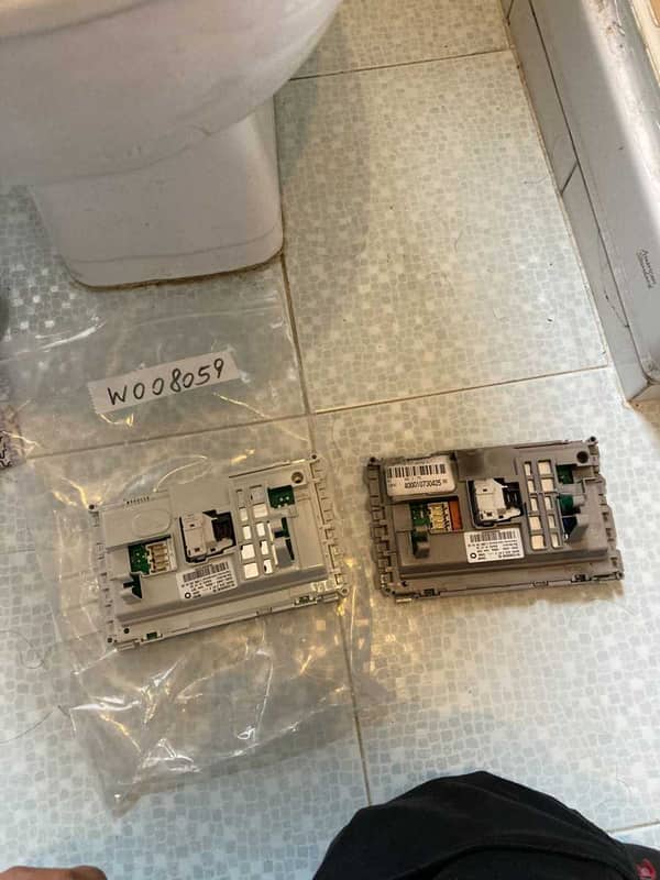 這部惠而浦AWC系列洗衣機像沉睡巨人般完全不啟動？師傅檢測電子板後重獲生機 🧩