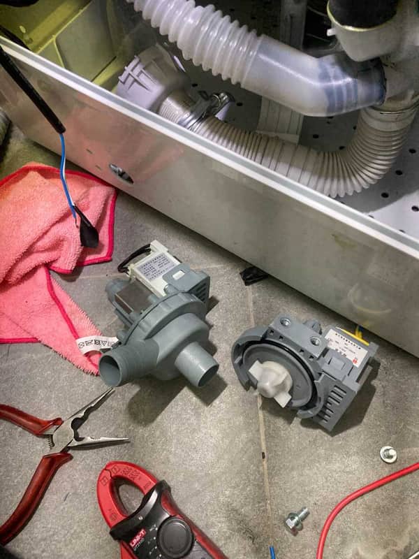 半年新機為何突然不排水？師傅拆開這部Hitachi NW系列洗衣機發現排水泵異常 💧