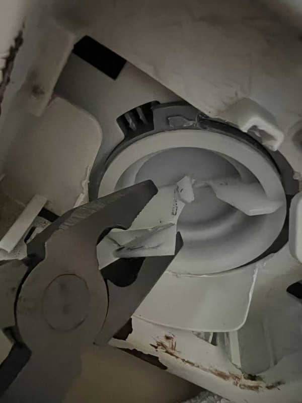 客人蠻力拆卸這部Fortress FW系列洗衣機的過濾器，意外扭爆濾網堵塞排水 😖