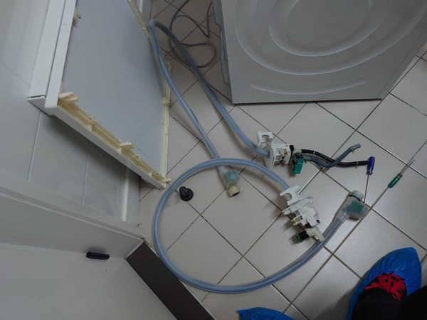 這部西門子WM系列洗衣機為何中途漏水？老化入水掣與裂管真相探究🔍