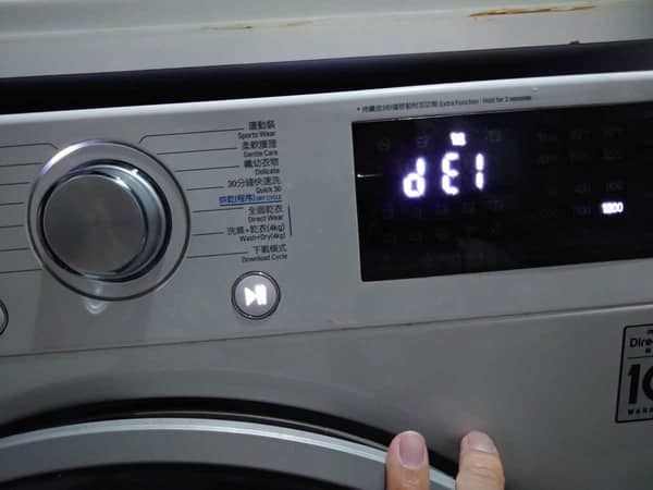 衣物受困桶內！這部LG WFC系列洗衣機dE1、dE2錯誤下的門鎖掣故障排除🌱