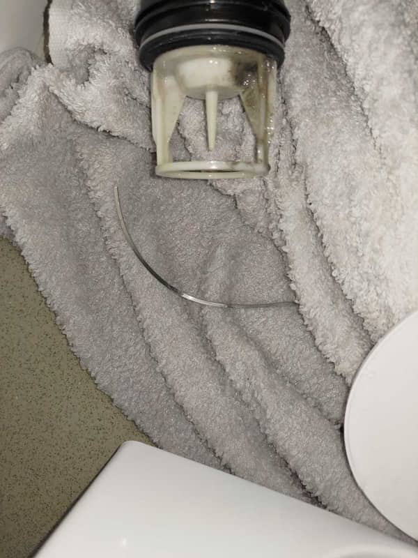 這部西門子WS系列洗衣機E21停擺？竟是內衣鋼圈卡住排水泵 🤔