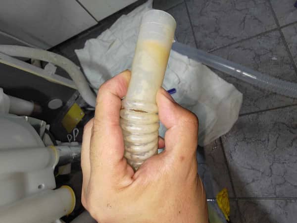 這部惠而浦 VEMC系列洗衣機為何滴答作響還漏水？找出漏水保險喉斷裂原因 🩺