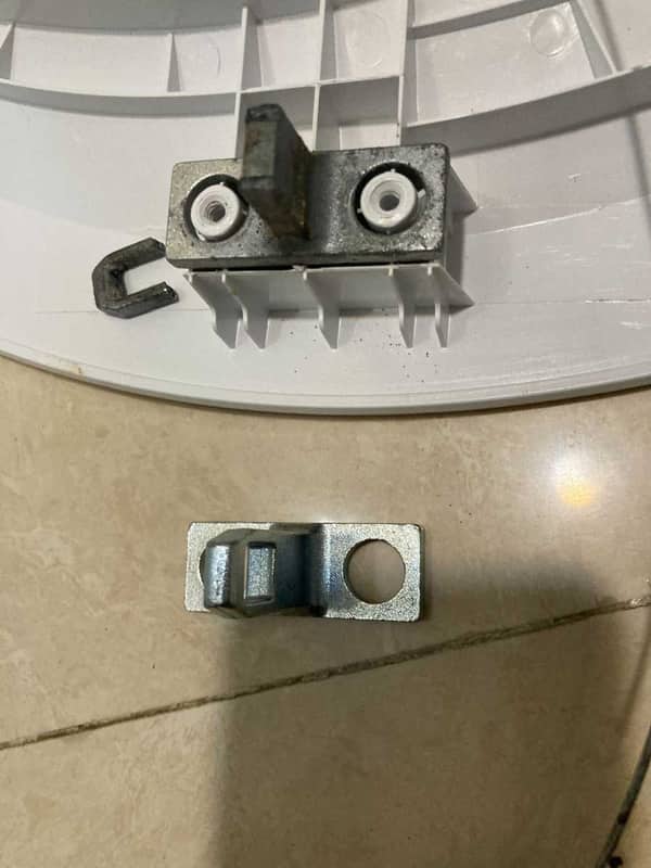 這部Zanussi ZWF系列洗衣機門勾斷裂後，竟用木棍讓它繼續運轉 🪵