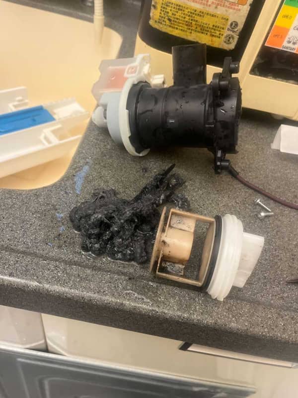 這部西門子WS系列洗衣機E18突然報到！師傅現場揭開過濾器被牙籤圍攻 🍢