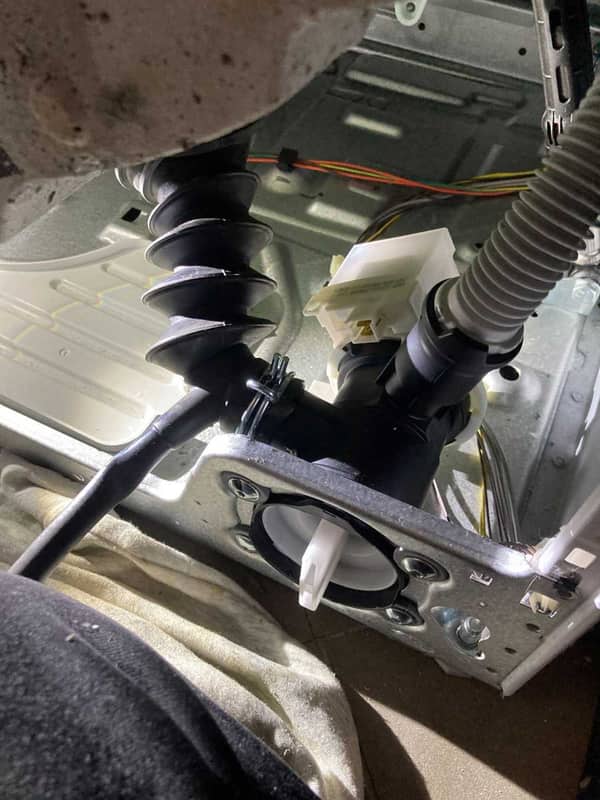 這部西門子WU系列洗衣機E18故障碼，濾網清理卻依舊無法排水的煩惱🌀