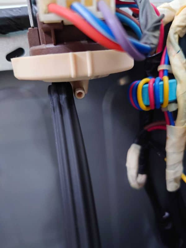 這部LG WFN系列洗衣機突現1E故障？小小水位喉管鬆脫才是元凶 🤔