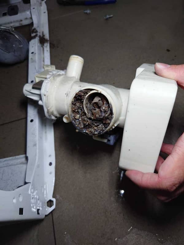 客人用梳打粉清洗後，這部Zanussi ZWH系列洗衣機竟完全不排水🔍