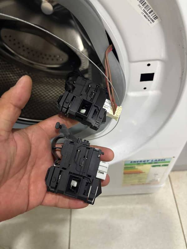 這部Indesit MWE系列前置式洗衣機F06故障碼搭搭聲不斷？現場拆解門鎖與排水堵塞🧩