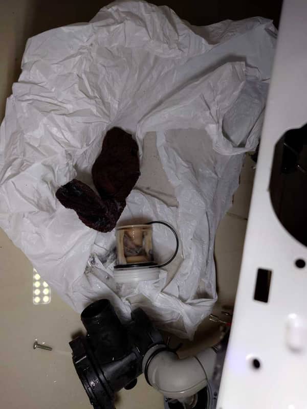 這部惠而浦WWDC系列洗衣機F05積水停擺，宛如黑洞卡住襪子🕳️