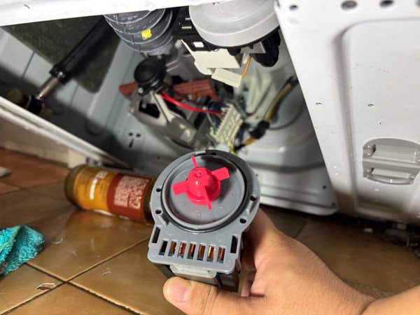 師傅現場測試：這部Zanussi ZWM系列洗衣機排水泵斷續運作的背後原因 🤔