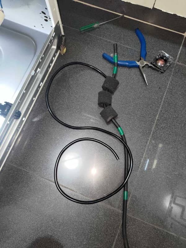 這部惠而浦洗衣機遇到E11，師傅上門發現氣喉一個小洞讓水位判讀錯亂 🧩
