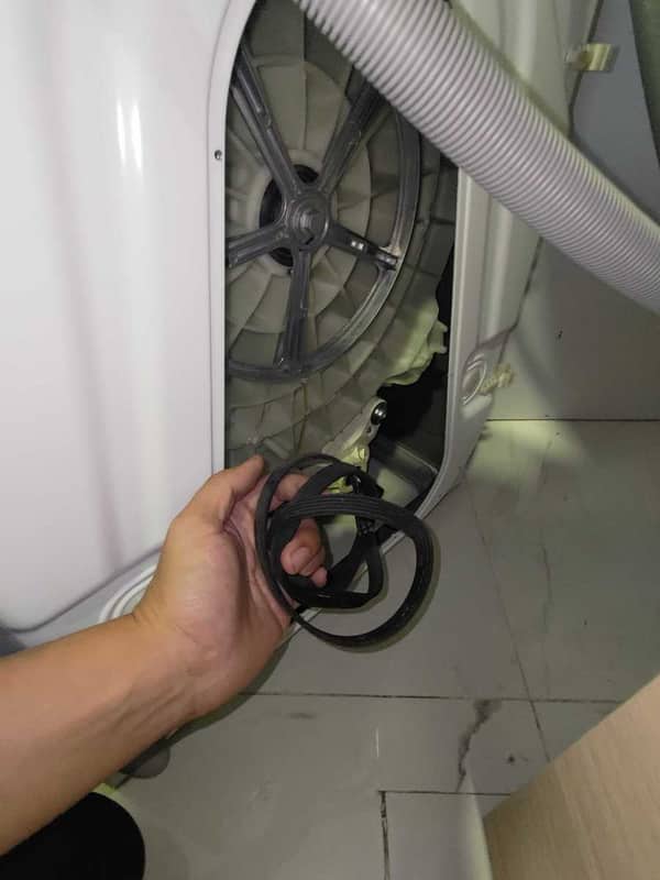 從不轉動到重新運轉：這部惠而浦FRAL系列洗衣機皮帶更換的完整過程 🔄