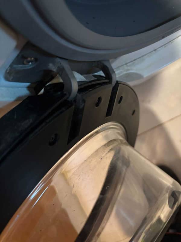這部日立BD系列洗衣機機門突然下墜？門框裂痕背後的3大成因揭秘 🔍