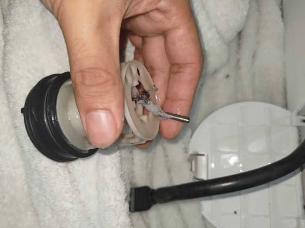 這部惠而浦WRAL系列洗衣機E12故障碼竟是褲頭帶扣惹的禍！師傅揭示排水泵更換全過程 🔧