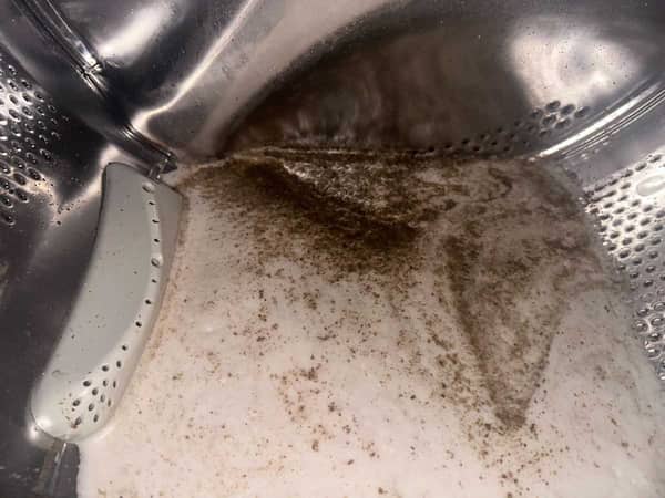以為只是普通髒污，這部Philco前置式洗衣機竟流出Cappuccino般的泡沫水 ☁️