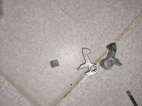 鄧生這部Zanussi ZWSH系列洗衣機門鎖死之謎：不是門把手而是門勾斷裂 🔍