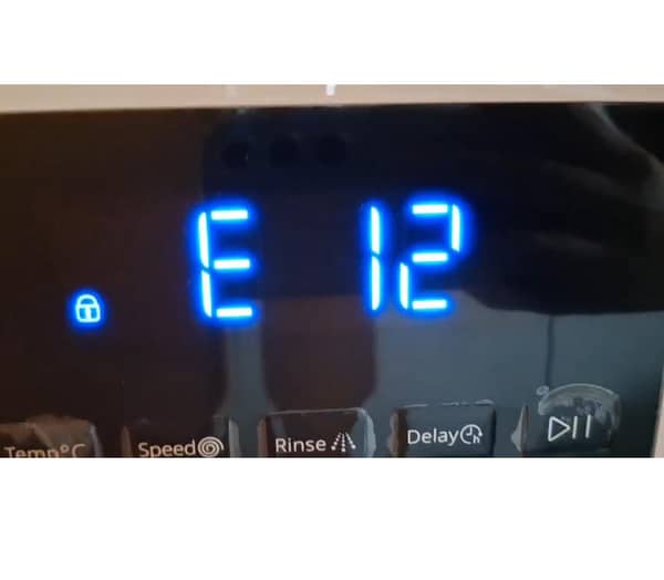 街師傅清理排水管無效！這部惠而浦FRAL系列洗衣機E12故障碼需要更換排水泵 💧