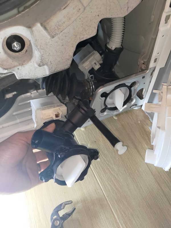 鄧小姐這部西門子洗衣機E36故障碼修復過程：街邊師傅留下三個嚴重問題 ⚠️