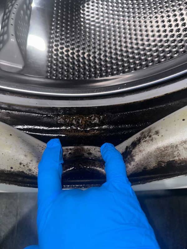 媽媽一開門就問：「你係咪幫我處理個門膠邊？」🦠 這部Brandt前置式洗衣機的霉菌困擾