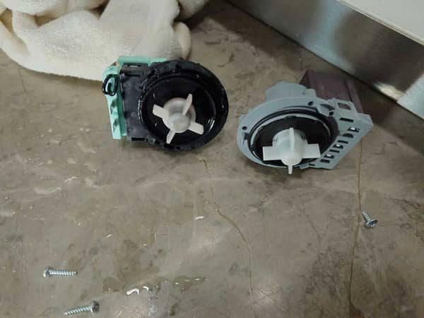 這部Whirlpool WRAL系列洗衣機洗完門鎖死？師傅揭示排水泵老化這個關鍵問題 🔒