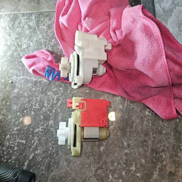 這部Kuppersbusch WT系列洗衣機為何洗到一半突然停機？E06故障碼背後的排水泵真相 🤔