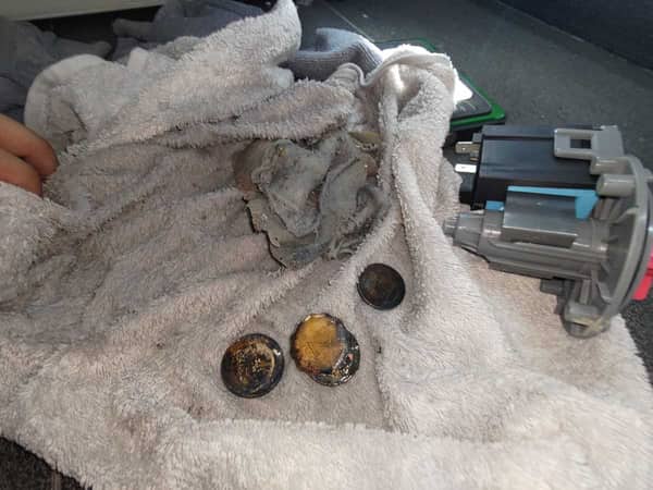 這部三星WD系列洗衣機焗乾衣越焗越濕，師傅拆開缸底喉發現驚人淤塞物 🪙