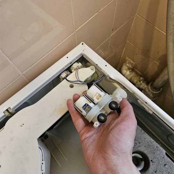 水喉正常出水洗衣機卻說入水不足？這部惠而浦CFCR系列的入水掣原來壞了一邊 🚰